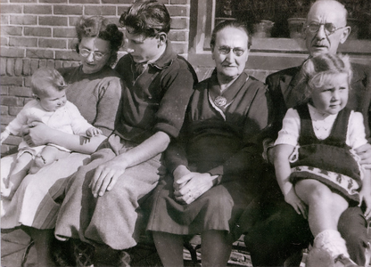CEL-0001 Vlnr. Rie Leeuwerink-Geugjes (geb. 1919) met Olga Leeuwerink (geb. 1947) op haar schoot, Siem Leeuwerink (geb. ...
